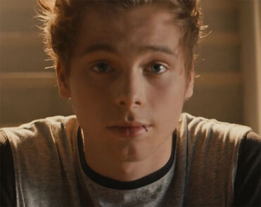 5-Seconds-Of-Summer-star-Luke-Hemmings-in-the-music-video-for-Amnesia.jpg