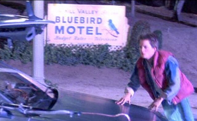 File:Bluebird Motel Sign.jpg