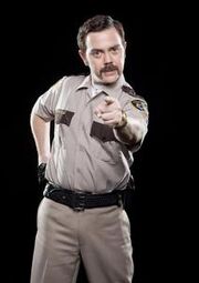 Joe Lo Truglio vestido de policia.jpg