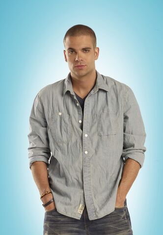 File:Mark-salling-posa-per-uno-scatto-promozionale-della-2-season-di-glee-171950.jpg