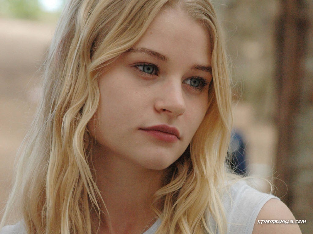 Emilie-de-ravin-087-01.jpg