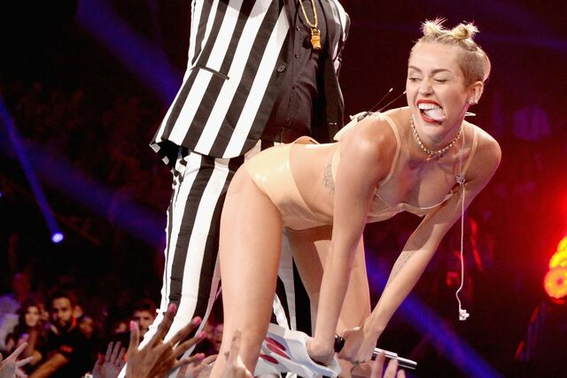 File:O-MILEY-CYRUS-TWERKING-facebook.jpg