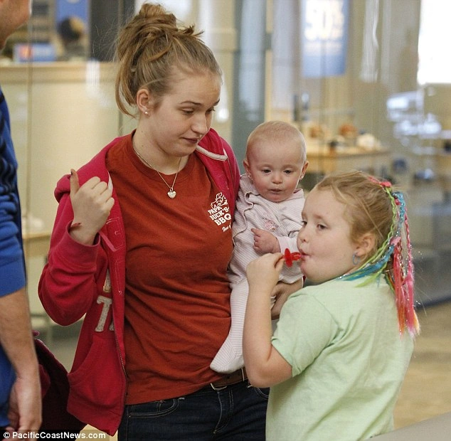 Image Shannons at the mall.png Here Comes Honey Boo Boo Wiki Fandom powered by Wikia