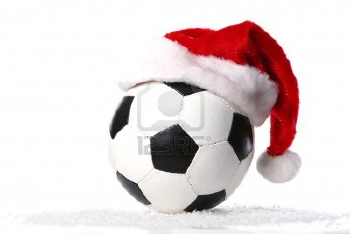 Archivo:8312449-una-pelota-de-futbol-con-tapa-de-navidad.jpg | Hora de