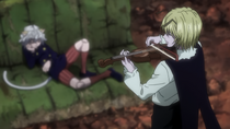 Pouf plays the violin