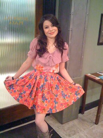 File:ICarly-icarly-10035130-525-700.jpg