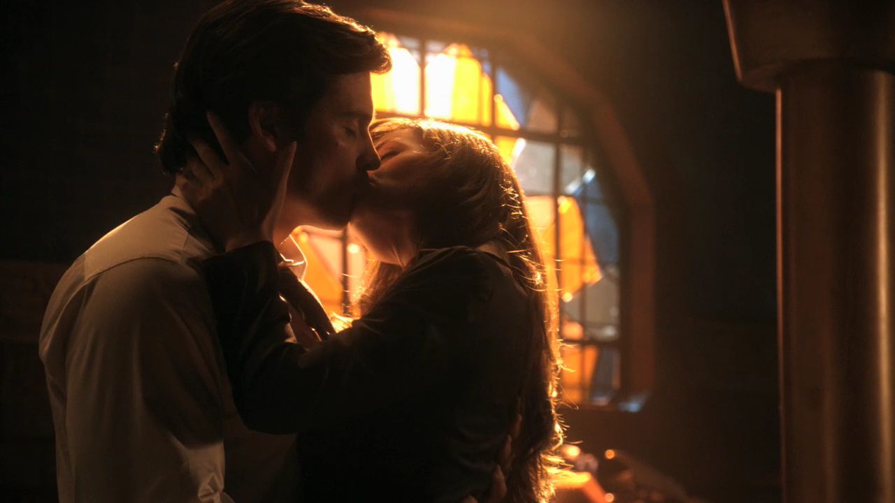 When does clark and lois start dating in smallville