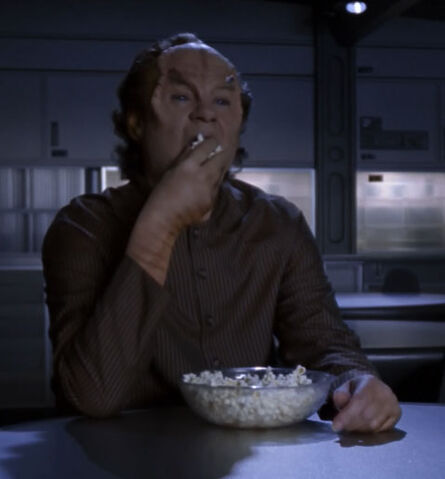 http://vignette2.wikia.nocookie.net/memoryalpha/images/3/3d/Phlox_eating_popcorn.jpg/revision/latest/scale-to-width-down/445?cb=20151005101741&path-prefix=en