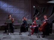 Data und Miles spielen in einem Streicherquartett