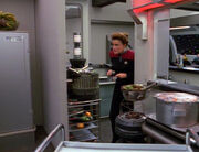 Janeway betritt die Küche