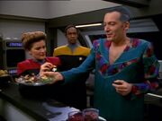 Gathorel Labin bringt etwas zu essen mit.jpg