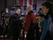 Lore entwaffnet Picard.jpg