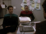 Sisko und Bashir bei der Anhörung durch eine Mitarbeiterin