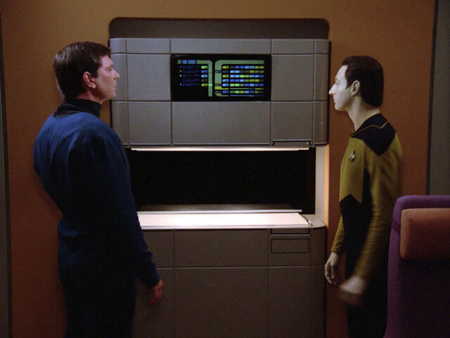 Delta und Captain stehen vor dem Food Replicator