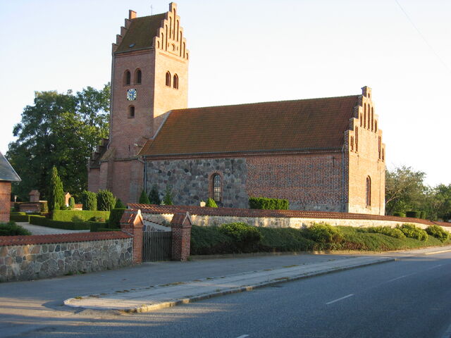 File:Lillerød Kirke 21-09-06 01.jpg