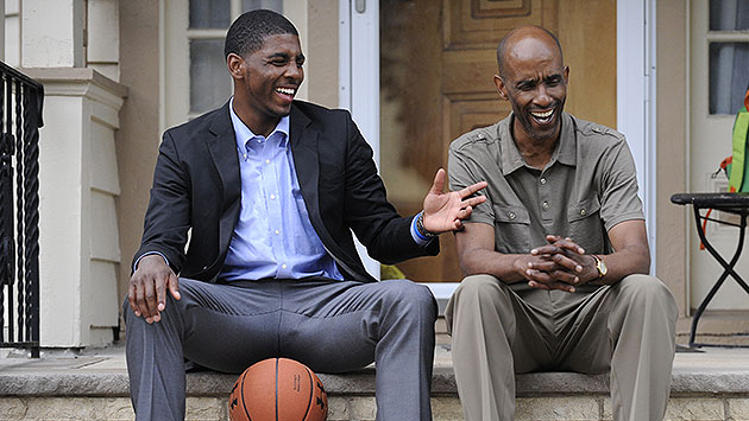 Kyrie Irving的成功背後，是父親為了Irving放棄了自己的籃球夢！-Haters-黑特籃球NBA新聞影片圖片分享社區