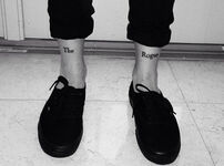 Rs 560x415-130326064545-1024.LouisTomlinson.feet.jcl