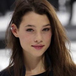 àstrid bergès frisbey en couple image astrid berges frisbey jpg the hunger games wiki àstrid bergès frisbey en couple image astrid berges frisbey jpg the hunger games wiki