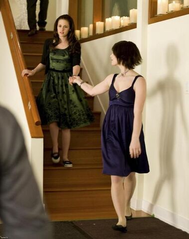 File:474px-New-Alice-stills-alice-cull en-8979614-1064-1346.jpg