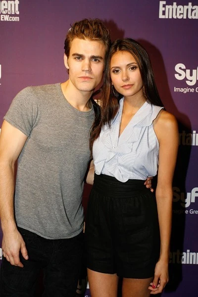 Résultat de recherche d'images pour "nina dobrev et paul wesley"