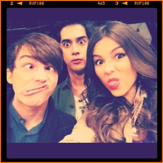 Drake bell dating victoria justice