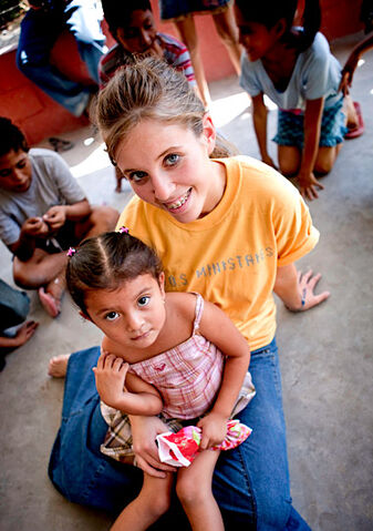 File:Storymaker-duggars-in-el-salvador-pictures2.jpg