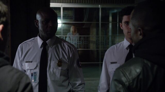 File:9x01 CIA guards 1.jpg