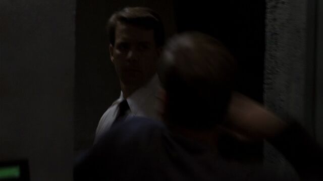 File:24- Day 6, Ep20- Bauer KOs CTU security guard.jpg