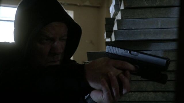 File:9x01 Jack with Glock.jpg