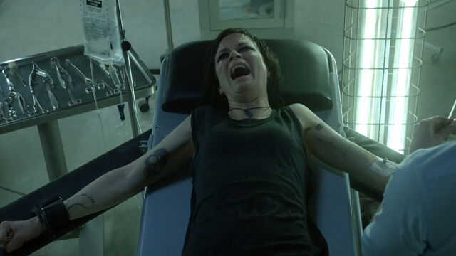 File:9x01 Chloe Tortured.jpg