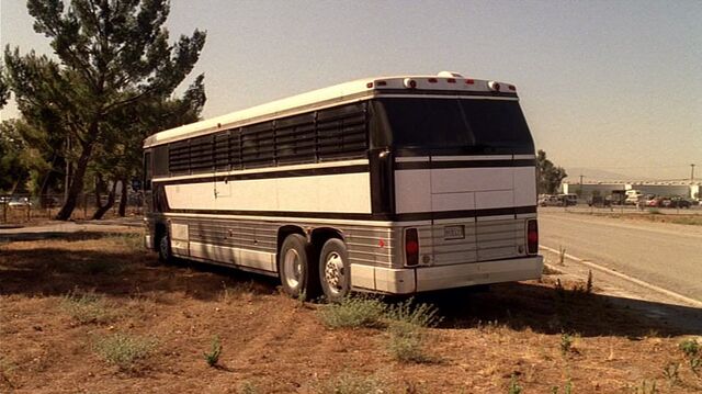 File:6x03 bus.jpg