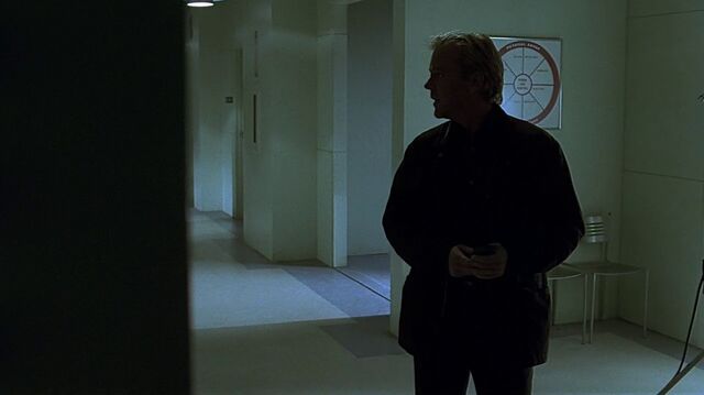 File:1x05 uninvisible tripod.jpg