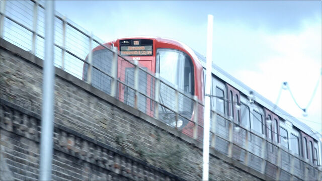File:9x01 Hammersmith Train.jpg