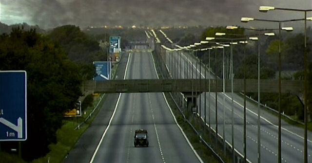 File:28DaysLater Manchesterburning01.jpg