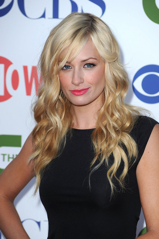 File:Beth Behrs 2.png