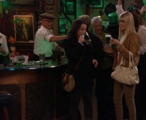 File:Blarneybarmaxcarolinedrink.jpg