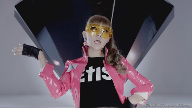 File:CL-Pink-Yellow-I-am-The-Best-K-Pop-2NE1-Wallpapers.jpg