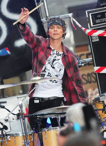 File:Five-seconds-of-summer-perform-live-on-the-today-show-08.jpg