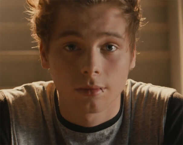 Archivo:5-Seconds-Of-Summer-star-Luke-Hemmings-in-the-music-video-for-Amnesia.jpg