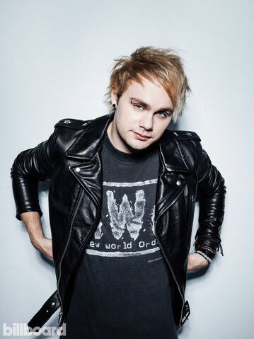 File:5sos-5-seconds-of-summer-michael-clifford-bb25-2015-billboard-02-750.jpg
