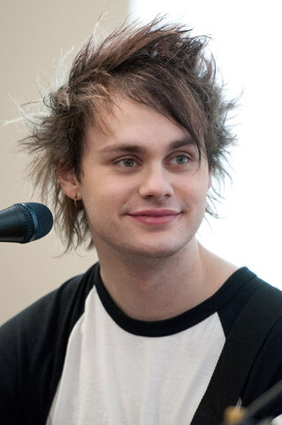 Archivo:Michael+Clifford+5+Seconds+Summer+Visits+Radio+WvMDt47bpJbl.jpg