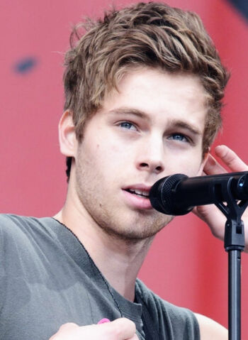 File:Radio-1-s-Big-Weekend-2015-luke-hemmings-38516135-500-685.jpg