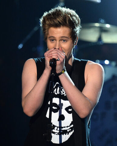 File:Luke+Hemmings+2014+Billboard+Music+Awards+PBT9qz 3o6hl.jpg