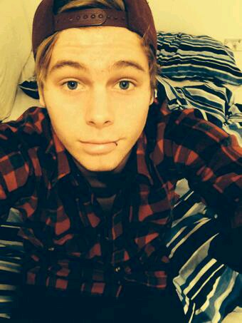 File:Luke hemmings selfie.jpg