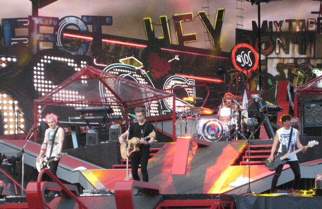 Archivo:5sosWWAT.jpg