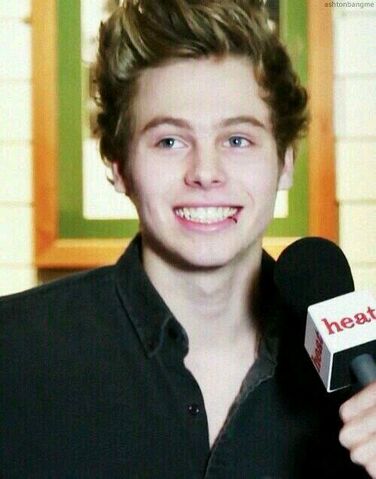 File:Luke hemmings interview.jpg