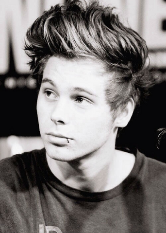 File:Luke hemmingsssss.png