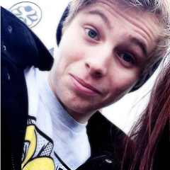 File:Luke-Hemmings.png