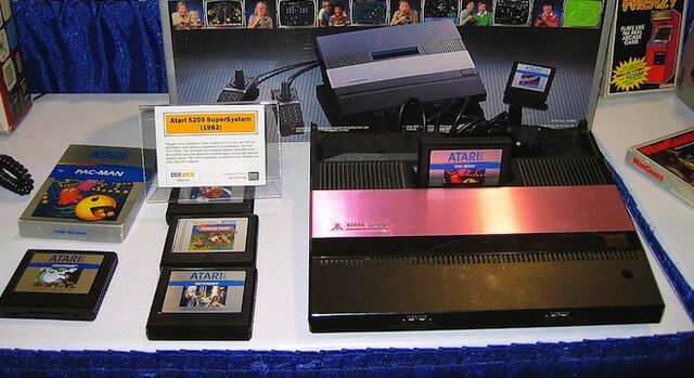 Plik:1024px-Atari 5200 - trojandan 14871272.jpg