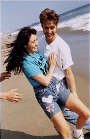File:Beachtwins.jpeg